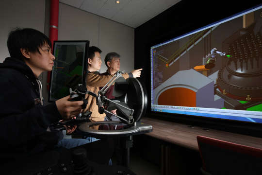 한국원자력연구원의 제염해체연구부 최병선 연구팀이 '원전 해체용 실감형 시뮬레이터'를 시연하고 있다. 최병선 박사(맨오른쪽)가 팀원들과 가상 공간에서 고리 원전 1호 원자로를 해체하고 있다.사진= 한국원자력연구원 제공